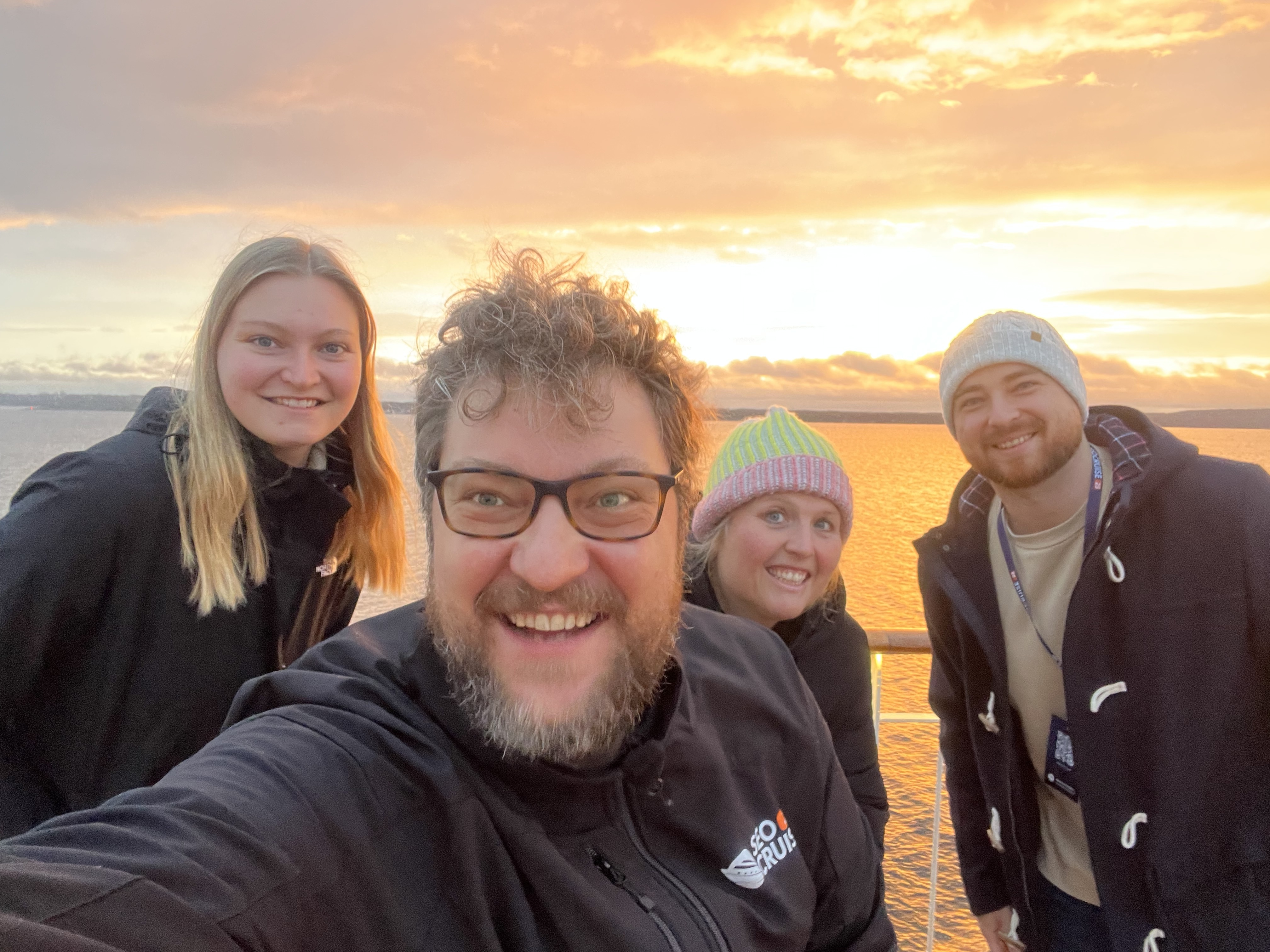 Yvonne Schäfer-Muhr mit SEO-Kollegen beim Sonnenuntergang, persönliche Beratung auf Augenhöhe