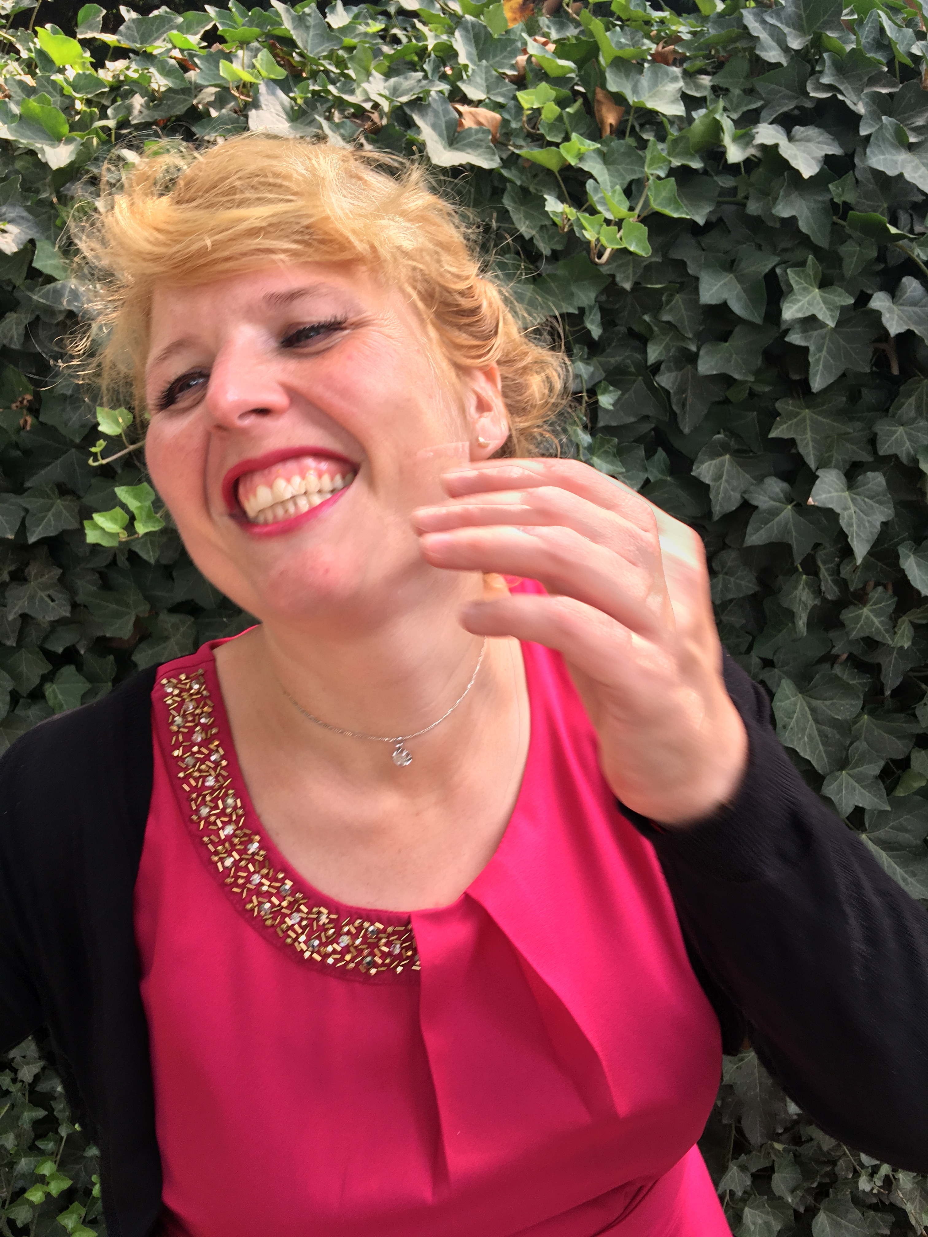 Yvonne Schäfer-Muhr lachend, privat unterwegs
