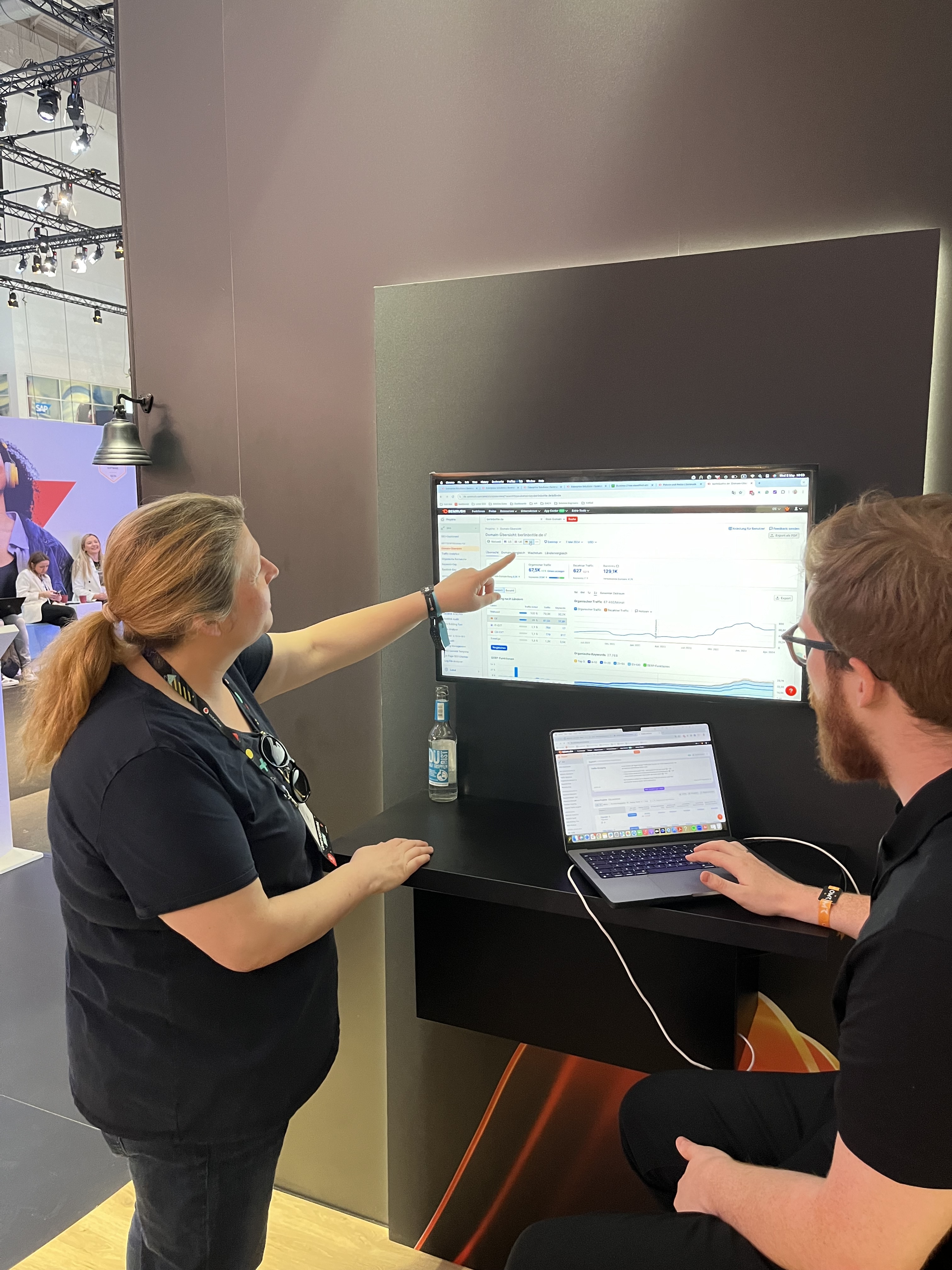 Yvonne Schäfer-Muhr bei der SEO-Datenanalyse am Laptop