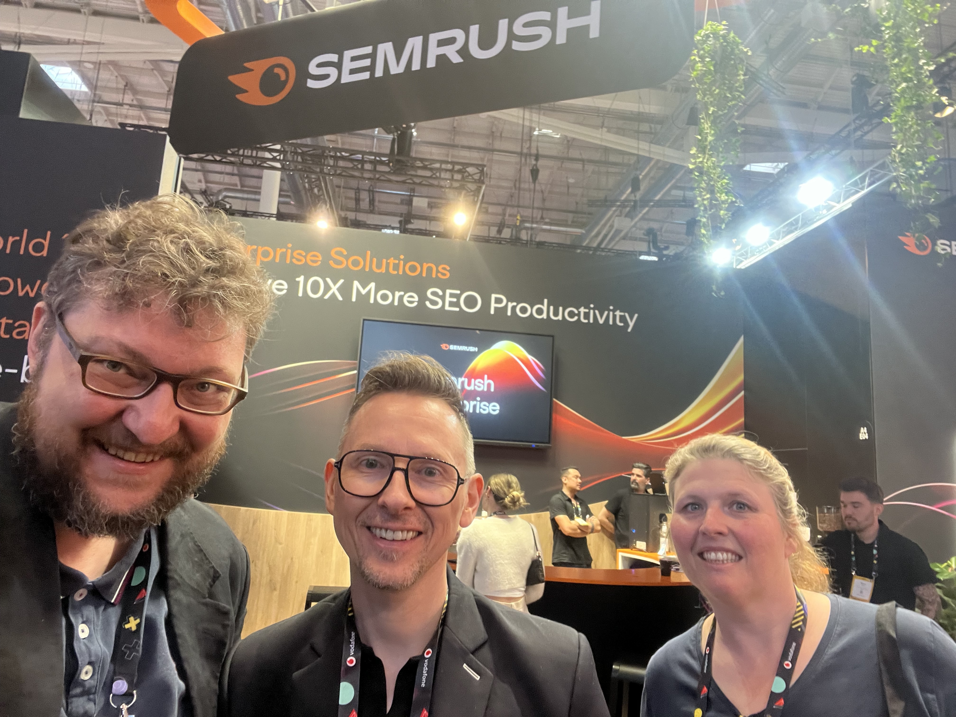 Yvonne Schäfer-Muhr am Semrush-Stand auf einer Fachmesse