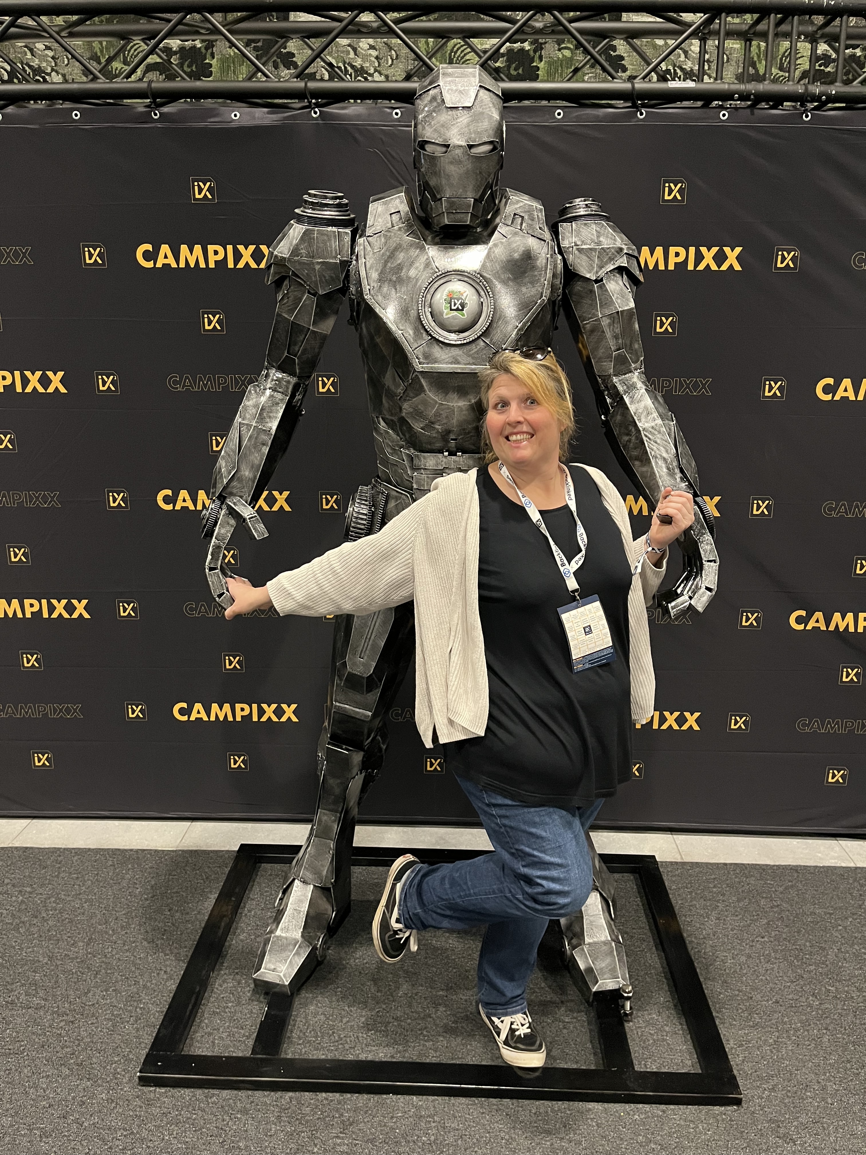 Yvonne Schäfer-Muhr mit dem Campixx-Roboter, KI trifft SEO auf der Konferenz