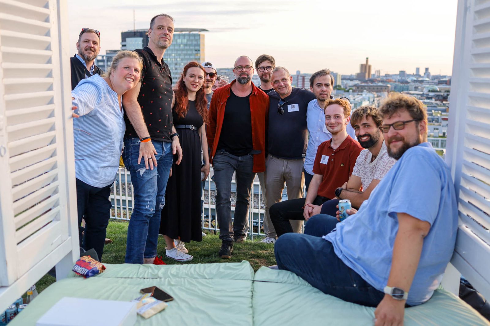 Yvonne Schäfer-Muhr mit SEO-Kollegen beim Rooftop-Treffen der Online-Marketing-Community